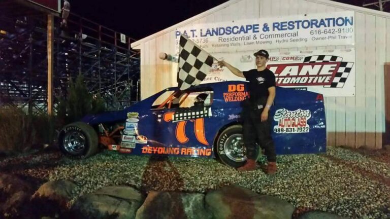 Brenten Deyoung held off Myron Deyoung for the feature win at I-96 Speedway! Great Job Guys! #teamharris